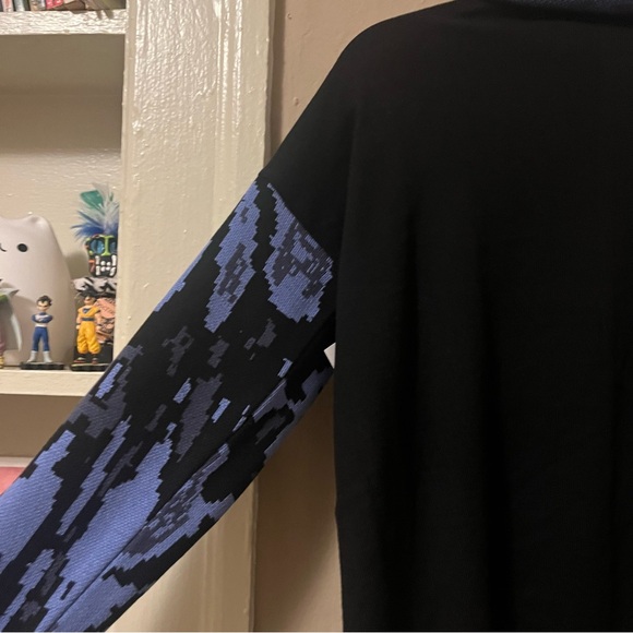 🏷️ totw • black & blue long sleeve sleeve turtleneck with aztec abstract print - Picture 14 of 16